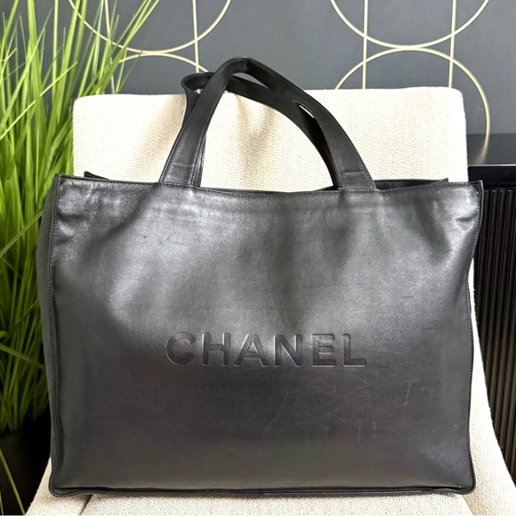 Authentic CHANEL black lambskin leather large tote bag - Picture 2 of 16